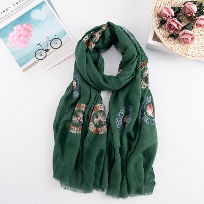 China Fashion new embroider hijab winter soft wrap shawls scarf cotton muslim simple floral soft muslim kerchief squishy wrap shawls for sale