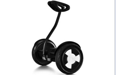 China Uno mismo negro de Bluetooth que equilibra la mini vespa, vespa de dos ruedas con la manija en venta