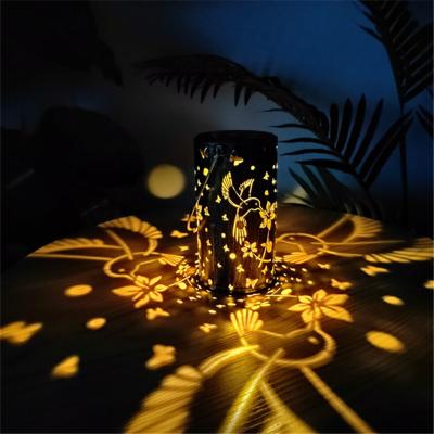 China Retro Borosilicate Glass Solar Lantern Lights Outdoor Garden Hanging Lights Metal Leaf Pattern Lights Lamp for Yard Walkway for sale