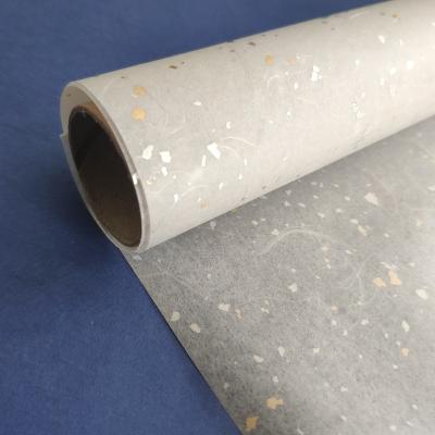 China Waterproof White BOPP Laminated Glossy Metallic Foils Embedded Waterproof Flower Kraft Paper 60cm x 5m for sale