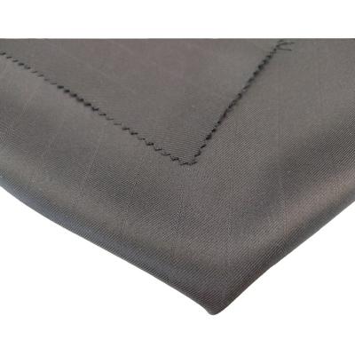 China Zuhause Textil 150*150 100% Polyester Massivfarbe Twill Gabardine Stoff Für Männer Anzug zu verkaufen