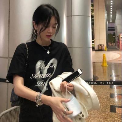 China 2022 QUICK DRY White Crewneck Tees T-shirt Women Springs White Logo Graphic / Loose Key Sleeves Summer Shorts for sale