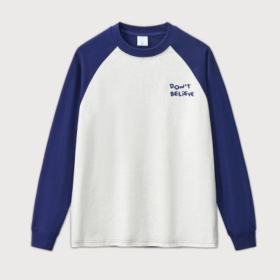 China 100% de algodón de gran tamaño con manga larga y suelta letra bordada contraste recorte camiseta de manga Raglan para hombres en venta