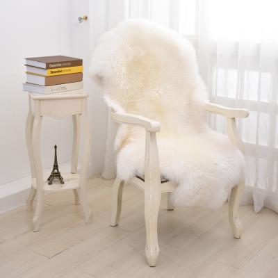 China Anti-Slip White Genuine Dyed Natural Fur Shaggy Sheepskin Pelt Area Carpet Blanket For Home Decor for sale