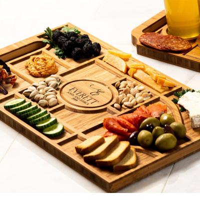 China Sustainable Bamboo Wood Folding Personalized Charcuterie Boards and Beer Flights for Entertaining and Serving for sale