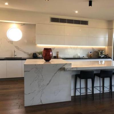 China Durable Customized Quartz Vanity Kitchen Countertops With Gray Vein White Surface Stone Prefab Quartz Island Countertops for sale