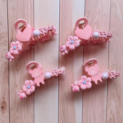 China 2021 Sweet New Soft Pink Color Hair Claw 4.3 Inches Big Heart Flower Pearl Plastic Hair Clips Hair Claw For Women for sale