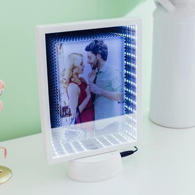 China 2020 Advanced Mirror Design Small Love Picture Frame Geometris Photo Frame for sale