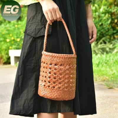 China 2021 fashion EMG6239 women's luxury genuine cow handbags purse woven leather bucket bag handbag for sale