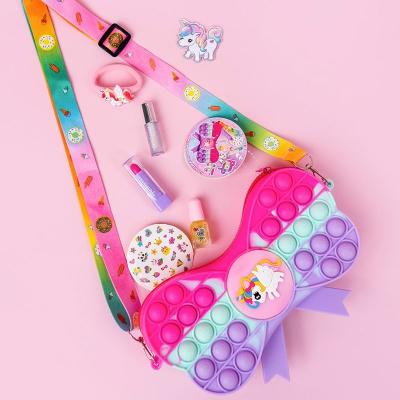 China OEM juego de maquillaje kit Unicornio maquillaje juego de maquillaje pretender jugar juguete con bolsa de monedas en venta