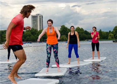 China Hellgraue sich hin- und herbewegende Wasser-Yoga-Matte leichte Sup-Yoga-Matte für Frau zu verkaufen