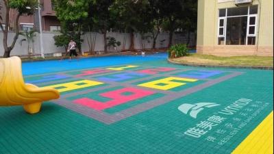 China Wasserdichter ineinandergreifender Bodenbelag im Freien 250*250*13mm für Schulspielplatz zu verkaufen