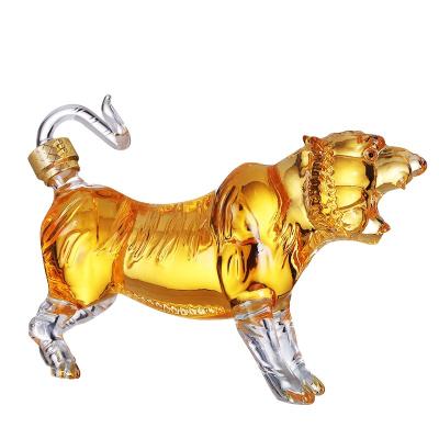 China New and Special Lead Free Tiger Shaped High Borosilicate Glass Handblown Whiskey Decanters for Man Gift Party Liquor Drink for sale