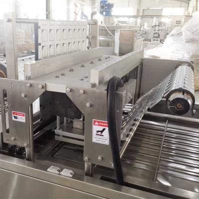 China 3-Phasen-Vakuum-Tray-Siegelmaschine 800-2800 Trays/Stunde Mahlzeiten-Tray-Verpackungsmaschine zu verkaufen