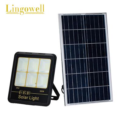 中国 Portable Waterproof High Power 100W 200W 300W IP67 LED Warehouse Remote Control Rechargeable Solar Flood Light 販売のため