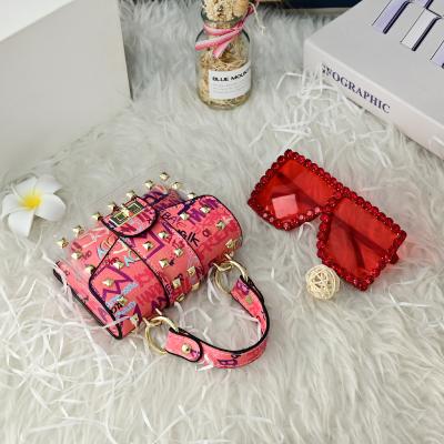 China Fashion 2021 Hot Sale Women Fashion Handbags Clips Ladies PVC Handbags And Sunglasses Sets for sale