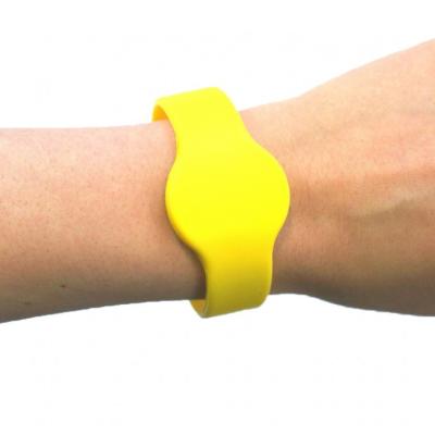 China MEDIUM 65mm RFID Silicone Wristband Yellow With IP67 Humidity Resistance for sale