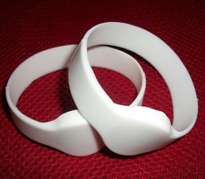 China LF 13.56Mhz Custom RFID Silicone Wristband Plastic White Waterproof TK4100 for sale