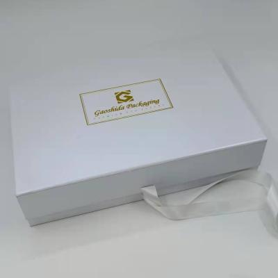 China Handmade Wholesale Luxury Gift Boxes With Ribbon White Custom Large Gift Boxes With Magnetic Lid for sale