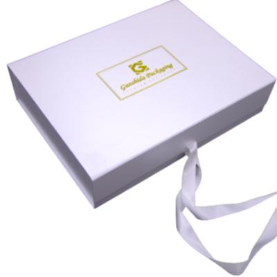 China Handmade White Folding Magnetic Boxes Custom Design Luxury Romantic Gift Box With Handle Ribbon for sale