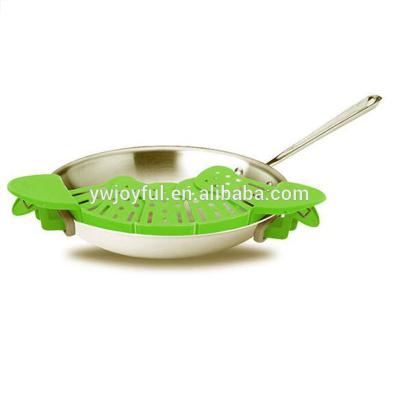 China Viable Wholesale Fits All Pots and Bowls Collapsible Colander Kitchen Pasta Snap Strainer Pan Clip On Strainer for sale