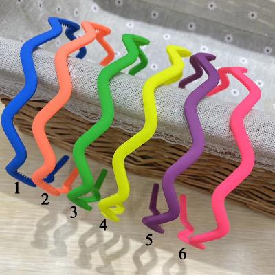 China Fashion factory floor wave shape simple plastic hairband pure solid color headband accessories for women for sale