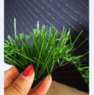 China Chinese factory hot sale in DUBAI MARKET 4*25m/2*25m football artificial grass for sale