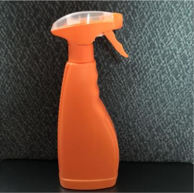 China HDPE Liquid Plastic Orange Color Packaging 16oz 500ml Flat Shape Trigger Spray Bottle For Cleaning for sale