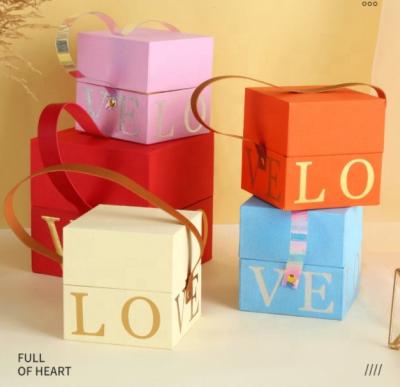 China Beautiful Portable Colorful Wedding Mate Gift Box Bridesmaid Gift Box LOVE Candy Box for sale