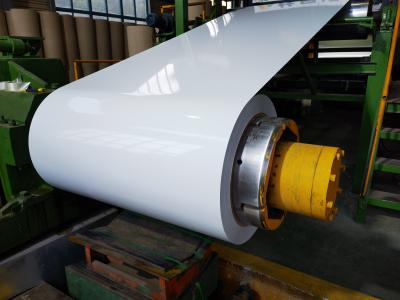 China Aluminiumlegering 3105 Witte kleur 26 Gauge Dikte PE Verf Voorgeverfde aluminium spoel gebruikt voor het maken van aluminium goot Te koop