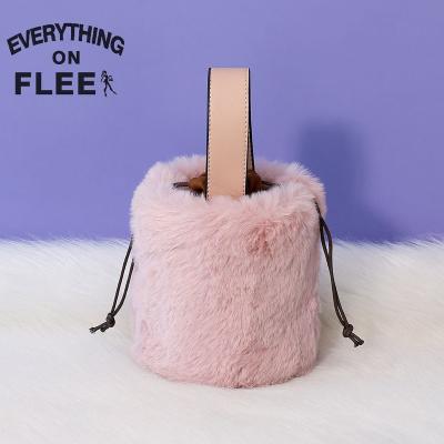 China 2022 New Arrival Designer Brands Autumn Winter Fur Pleated Fluffy Messenger Drawstring Crossbody Purses and Handbags Bucket Bags For Women for sale