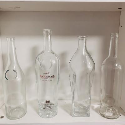 China Hot Sales Custom Logo Empty Vodka Juniper Liquor Bottle 85ml 330ml 500ml 700ml 750ml Glass Bottle for sale