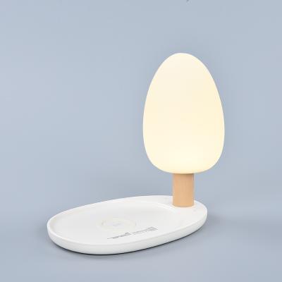 China New Tehconologic 2021 Product Tabel Lamp Bed Lamp Wireless Charger For Mobile Phone Bed Side Table Lamp Charger Radio for sale