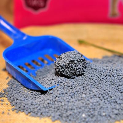 China Quick Absorption Custom Design New Spherical Activated Carbon Benton Cat Poop Collector Clay Cat Litter for sale