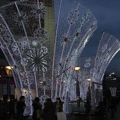 China Fashionable Christmas street pole lights Outdoor Christmas decoration Giant High Quality Street Decoration For Shopping mall for sale