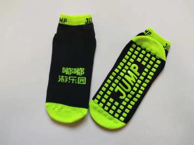 Chine Le néon fait la fête glissement de PVC de chaussettes de fluorescence de chaussettes de poignée de parc de trempoline l'anti pour le terrain de jeu d'intérieur à vendre