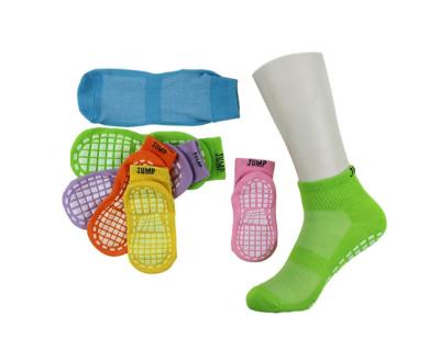 Chine Le polyester coloré badine la chaussette de trempoline, chaussettes antidérapantes de sécurité pour le terrain de jeu d'intérieur à vendre