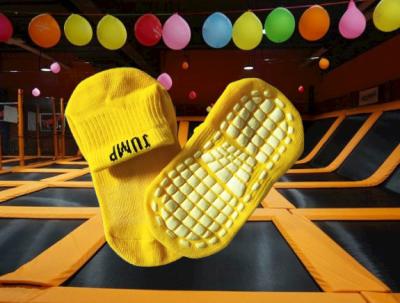 China Kundenspezifische Trampoline-Park-Socken Jumpin Josephs, nicht Beleg-Griff-Socken, Trampoline-Socken zu verkaufen