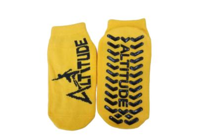 Chine Chaussettes de sports de glissement de parc de trempoline d'altitude de polyester anti pour le logo de coutume d'adulte/enfants à vendre