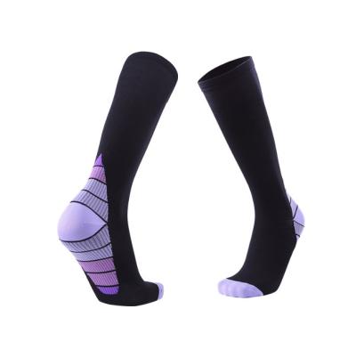 Chine Les longs sports faits sur commande amorce les chaussettes de recyclage courantes sportives professionnelles de basket-ball du football de chaussettes de compression à vendre