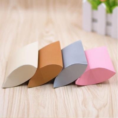 China Recyclable Kraft Paper Pillow Shape Wedding Favor Gift Box Anti-scratch Candy Boxes Wedding Party Gift Bags for sale