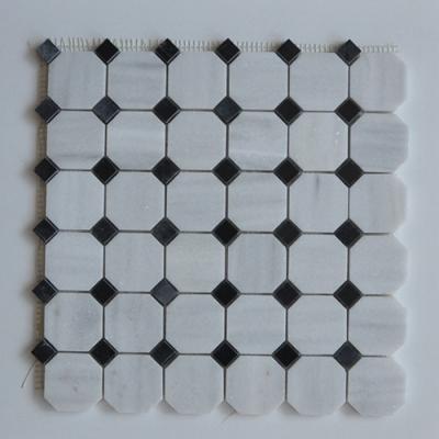 China Teja de mosaico de piedra italiana blanca de Arabescato Carrara con los puntos del negro del octágono en venta