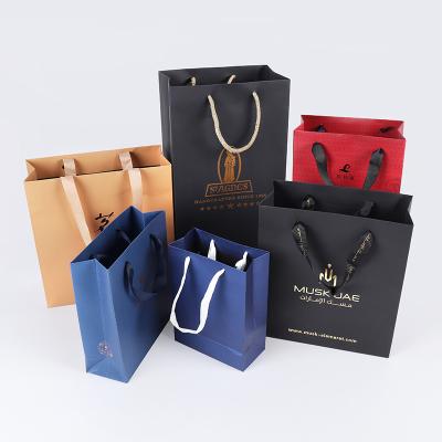 China Biodegradable Wholesale Custom Printed Black Luxury Shopping Paper Gift Bag With Handle en venta