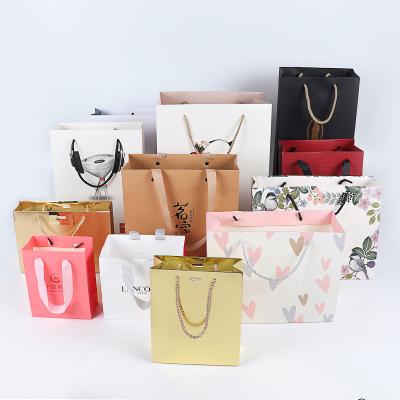 Cina Fashion Biodegradable Custom Eco-friendly Black Gift Kraft Shopping Paper Bags With Logo Printed in vendita