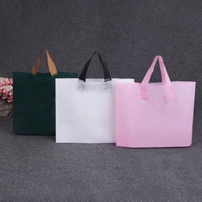 China Custom Printed Logo Design Handle Fashion Gift Plastic Bag Moisture Proof Clothing Packaging Bags Tote Punching Carry With Handles en venta