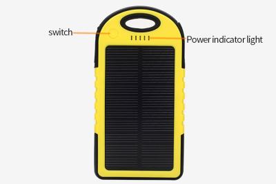 China Puerto de USB solar impermeable a prueba de choques del banco 5000Mah PowerDual del poder del teléfono celular con la luz del LED en venta