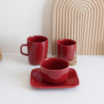 China Sustainable Wholesale Ceramic Dinnerware Set Customized Dinner Plate Color Glazed Bowl Cup Red Dinnerware for sale