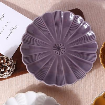 China Sustainable Custom Japanese Flower Shape Ceramic Plate Retro Color Glaze Stoneware Dinner Plate for sale