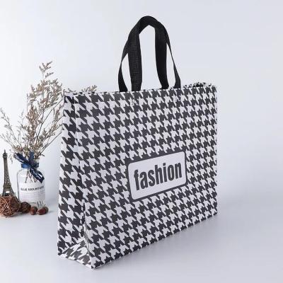 China 2019 European wholesale newcomer clothing store pp lamination packaging gift non woven high quality custom made shopping bag convenient for sale