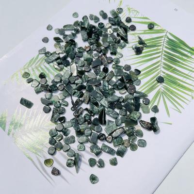 China Natural Crystal Green China Seraphinite Chips Tumbles Chakra Feng Shui Quartz Healing Stone Decoration Stone Gifts for sale